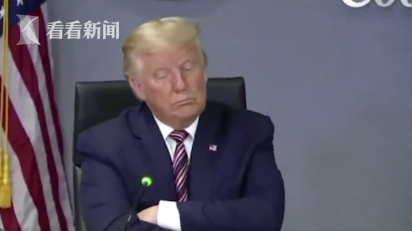 特朗普听飓风灾情报告走神 网友：他在想高尔夫